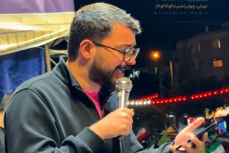 آواز احساسی؛ مداح تو دل جمعیت میخونه و میگه دوره بیابریم دبی دبی تموم شده