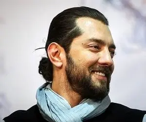 آواز جغور بغور؛ بهرام رادان با مو افشون انگاری فانوس قورت داده اینطور میخونه و میرقصه