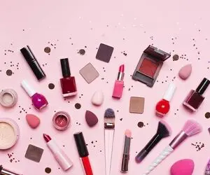 تعبیر خواب آرایش کردن، از آرایش چشم تا پاک کردن آرایش