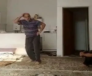 آواز شاد؛ پیرمرده مدل نینجایی میپره وسط پذیرایی میرقصه واسه دوست پیر افسردش