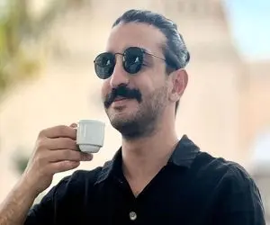 آواز معروفا؛ سینا ساعی بیا تا گل برافشانیم رو مدل رپری خوند و ته خلاقیتشو رو کرد