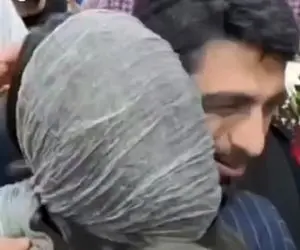 آواز شاد؛ هادی ساروی در آغوش همسر و مادرش بین ازدحام چشماش اشک شوق و ذوق داره