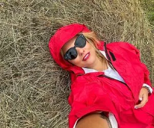 ژست "تحریک کننده" دنیا مدنی در خارج؛ وی تبدیل به عدد می شود! +عکس