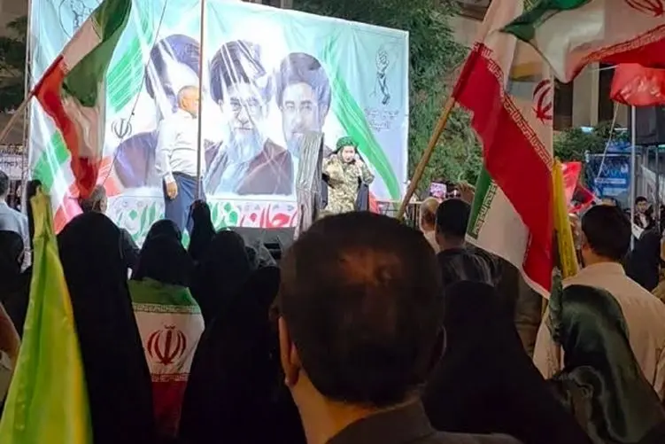 آواز حماسی؛ دختر ارتشی تو میدون چه کٌری میخونه فقط حرکات و سکناتش!
