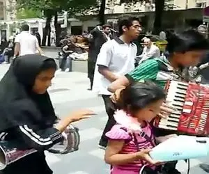 آواز بهجتی؛ پسر دوره گرد با نوازندگی دختر دوره گرد آهنگ غم عشق و رسواییم  رو خوند