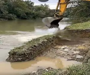 معماری خلاقانه؛ زیر رودخونه رو خالی کردن توش خونه آبی ساختن از پنجره ماهیا رو میبینن