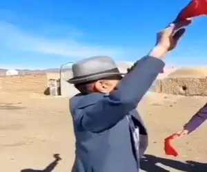 آواز محلی؛ پایکوبی از دل و جون پیرمرد شاپو به سر با آهنگ ناری ناری که  گرد و خاک کرده