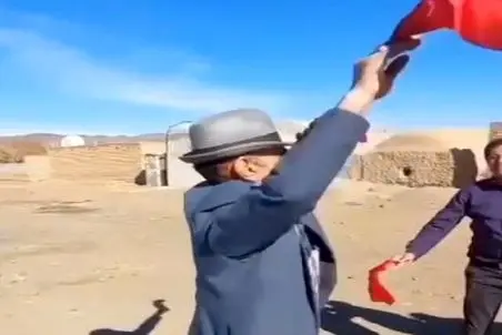 آواز محلی؛ پایکوبی از دل و جون پیرمرد شاپو به سر با آهنگ ناری ناری که  گرد و خاک کرده