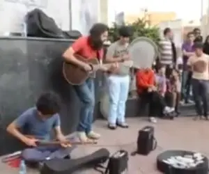 آواز خیابانی؛ از آسمون آدم میباره ببینید این بند ملتو احساساتی کردن فقط اون ریش بلنده