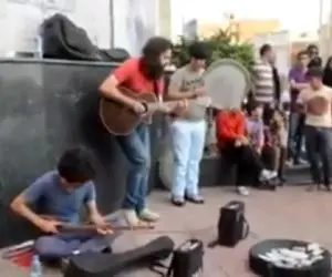 آواز خیابانی؛ از آسمون آدم میباره ببینید این بند ملتو احساساتی کردن فقط اون ریش بلنده