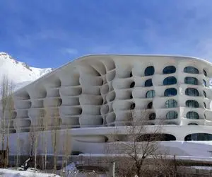 معماری خلاقانه در ساختمانی الهام گرفته از استخوان و برف/ هتل گل یخ سازه ای رویایی