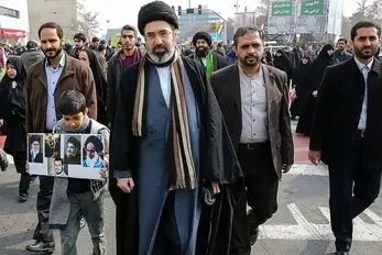 (عکس) آیت الله مجتبی خامنه ای رهبر جدید انقلاب در کنار فرزندانشان