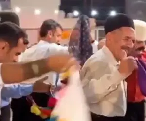 آواز محلی؛ ببینید این پیرمردا چه هماهنگ و شاد باهم با آهنگ محلی حرکت موزون میرن