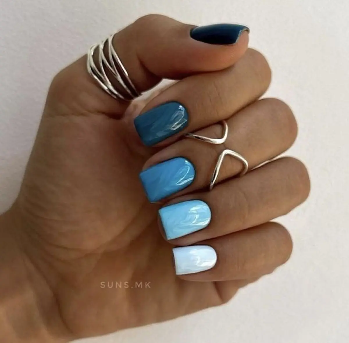 طراحی ژلیش ناخن آبی