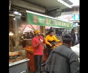 آواز خیابانی؛ ببینید گس بند چطور وسط بازار تو هوای بارونی آهنگ چرخش یک رقص رو میخونن