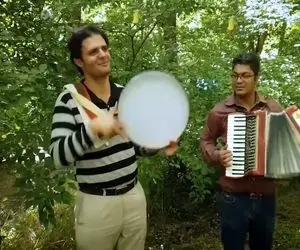 آواز خیابانی؛ این دو جوان را ببینید که آهنگ آذری بری باخ رو چه خفن اجرا می کنن!