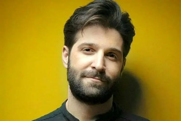 آواز احساسی؛ آهنگ خوندن مرحوم حمید هیراد حین آشپزی با لبهای خندان ولی چشم های غمگین