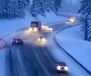 تصادف تلفانی؛ ماشین رفت تریلی رو ماچ کرد یهو از جاده فرستادش اونجا که عرب نی انداخت