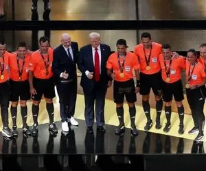 (ویدئو) لحظه انداختن مدال توسط ترامپ به گردن علیرضا فغانی