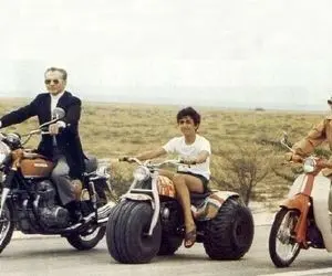 سفر به ایام قدیم سال 1345؛ جاهلیت محمدرضا پهلوی درحال تک چرخ زدن رو موتور