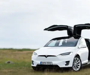تسلا خودروهای برقی و شاسی بلند را کی تحویل می‌دهد؟