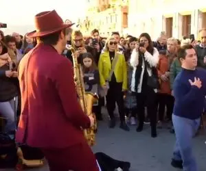 آواز خیابانی؛ بچه سندرومی با ساکسیفون زن چه رقص سالسایی میره ماشاالله به جمعیت دورش!