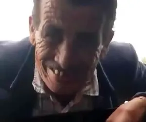 آواز شاد؛ پیرمرد ایرونی به انگلیسی رپ میخونه الحق که صداشم خوبه طفلی دندون نداره