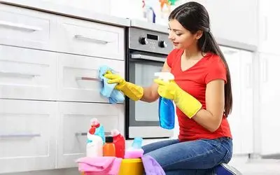 ترفندای خونگی واسه تمیز کردن کابینت آشپزخونه؛ اینجوری از شر هر چی لکه چسبناکِ خلاص شو