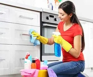 ترفندای خونگی واسه تمیز کردن کابینت آشپزخونه؛ اینجوری از شر هر چی لکه چسبناکِ خلاص شو