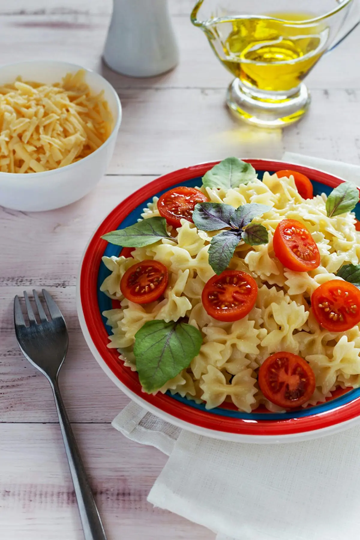 پاستا با گوجه گیلاسی