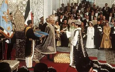 سفر به ایام قدیم؛ فیلم پر از تفریط و افراط مراسم تاج گذاری زرق و برقی فرح دیبا