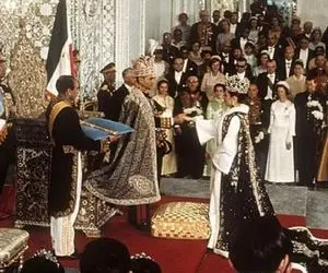 سفر به ایام قدیم؛ فیلم پر از تفریط و افراط مراسم تاج گذاری زرق و برقی فرح دیبا