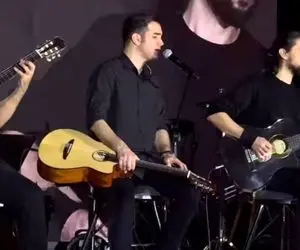 آواز جگرسوز؛ سیم گیتار وسط اجرای محسن یگانه مثل بند شلوار در میره واکنشش عالیه