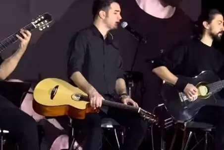 آواز جگرسوز؛ سیم گیتار وسط اجرای محسن یگانه مثل بند شلوار در میره واکنشش عالیه