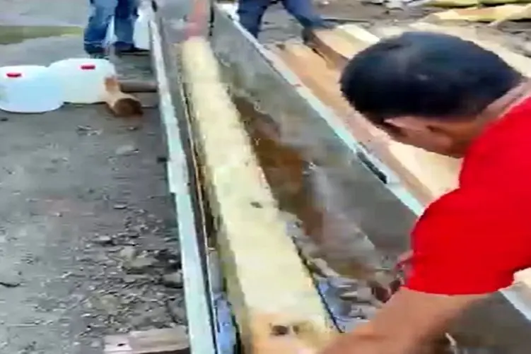 معماری خلاقانه؛ چوب رو میخوابونن تو گازوییل باهاش خونه میسازن 100سال عمر میکنه