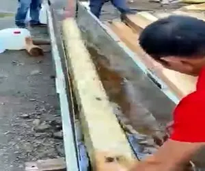 معماری خلاقانه؛ چوب رو میخوابونن تو گازوییل باهاش خونه میسازن 100سال عمر میکنه