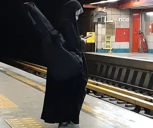 (عکس) بانوی چادری گیتار به دوش؛ باور ندارید ببینید!