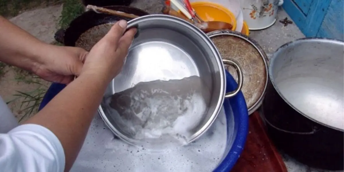 Bleach-zinc-container