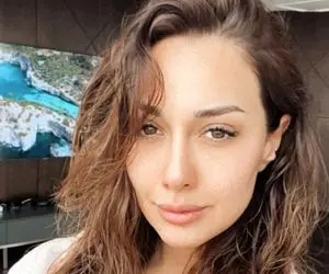 (عکس) صدف طاهریان کاملا عریان در تخت خواب!