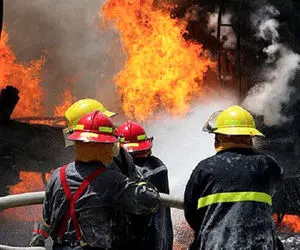 حضور آتش‌نشانان پالایشگاه تهران برای مهار آتش بیمارستان