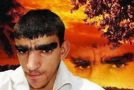 آواز شاد؛ کتابو نباید از رو جلدش قضاوت کرد پسره رو دیدنی میگی ازش خواننده درنمیاد ولی