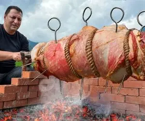 غذا در طبیعت؛ کباب رول گوشت گاو گیریل شده روی آتش پوسته ترد با پنیر نرم داخلش