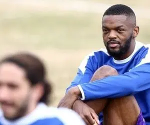 (عکس) حضور پدر یامگا در بیمارستان بر بالین ستاره استقلال