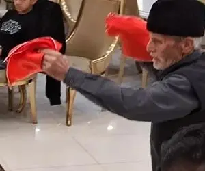 آواز محلی؛ پیرمرد 93 ساله سر چوبی ایستاده چه رقص آذری با ریتم تند میکنه ساقول حاج عمو