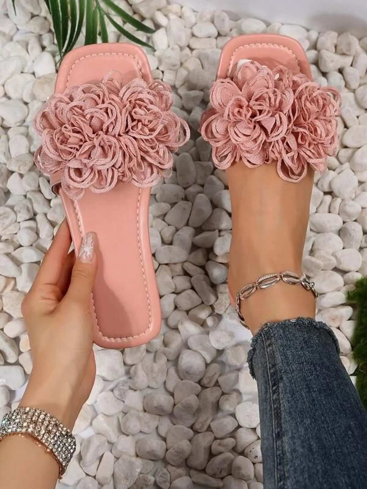 Women Flower Decor Flat Sandals_ Fashionable…