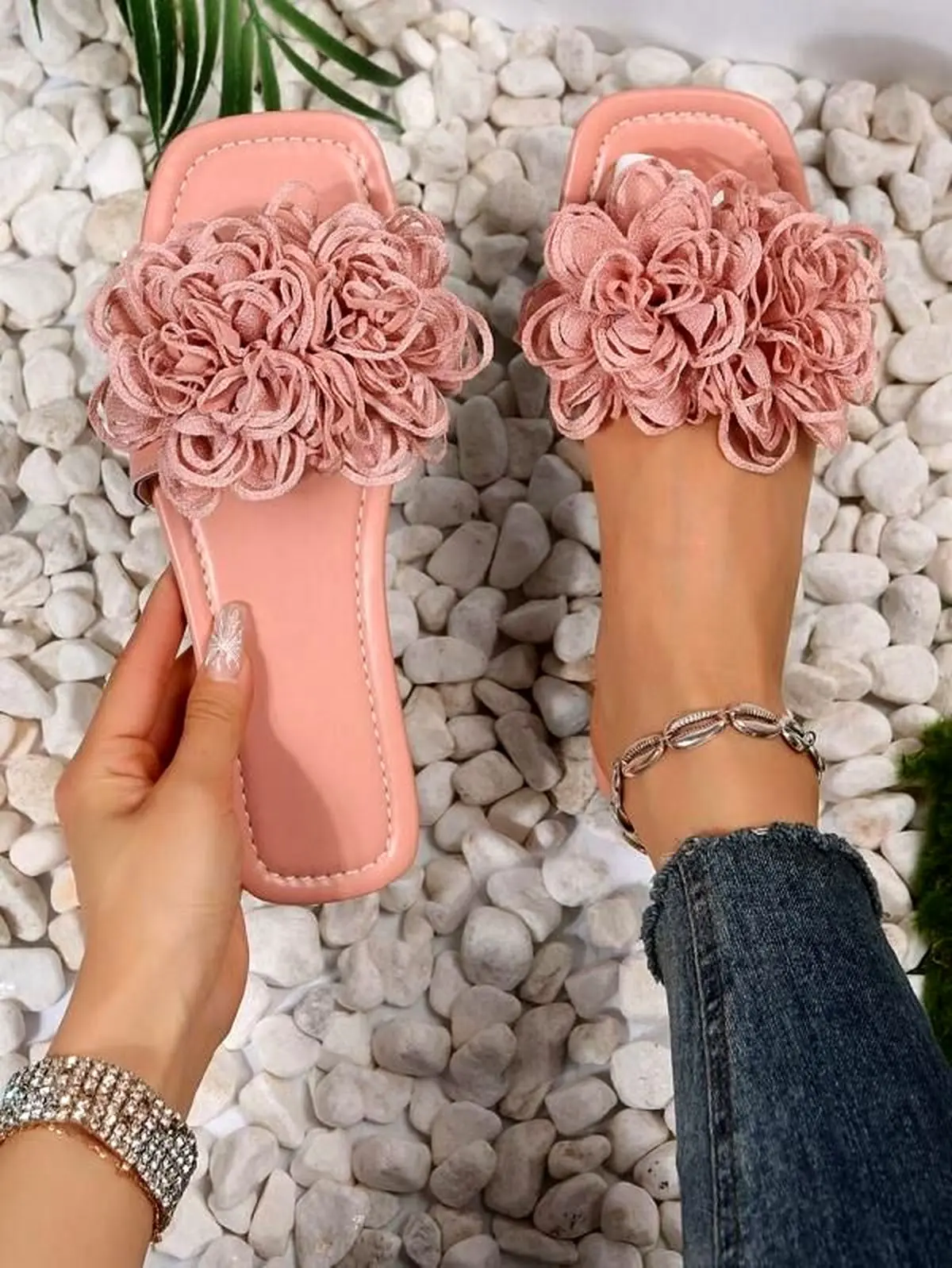 Women Flower Decor Flat Sandals_ Fashionable…