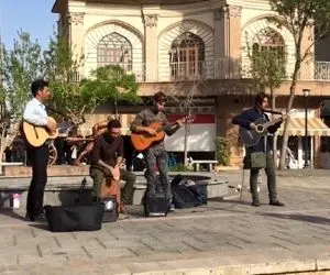 آواز خیابانی؛ ببینید بند آهنگ تقدیر رو چه پر احساس اجرا میکنند دل مردم خون شد!