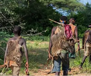 کباب سگ؛ بربرهای برهنه با تیر و کمون سگای ولگرد رو شکار میکنن زنده کباب میکنن