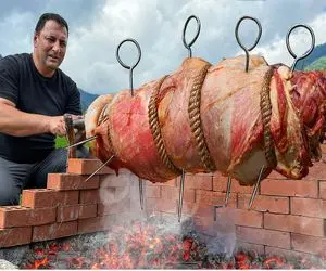 آشپزی خلاقانه؛ گاو نر غول و درسته مرینیت میکنه و با پنیر شکمشو پر و رل شده کباب میکنه