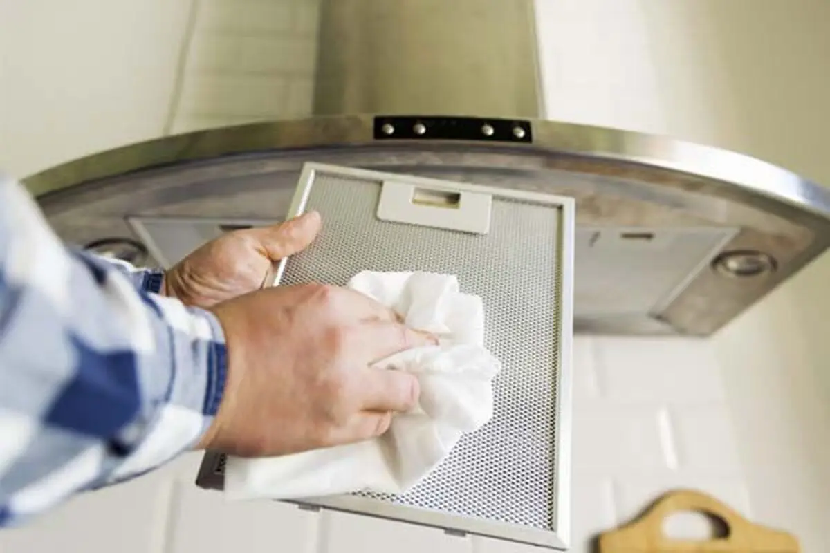 Cleaning-the-kitchen-hood1